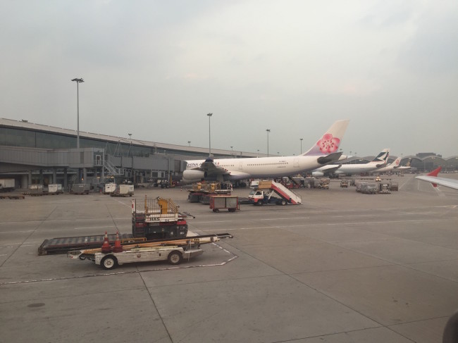 Planes in Hong Kong: China Airlines, Cathay Pacific, Air China, Singapore Airlines